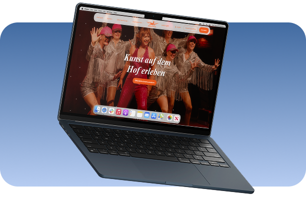 Laptop mit Wittkiel-Events Website geöffnet, Hintergrund blauer Farbverlauf