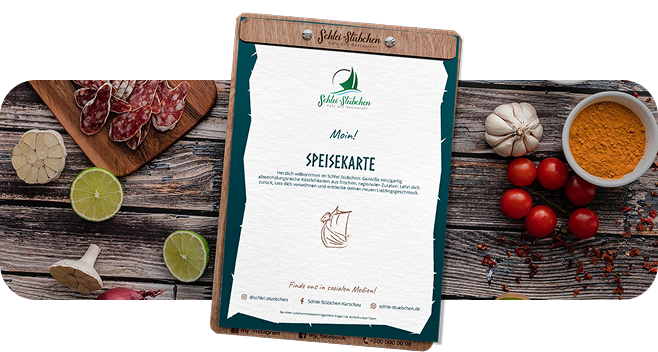 Speisekarte Schlei-Stübchen, Hintergrund Holzfläche mit Früchten, Gewürzen und Salami