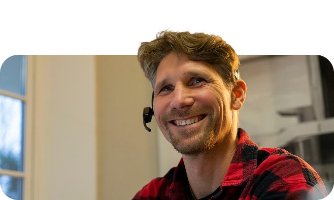 Projektleiter mit Headset am Arbeitsplatz