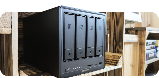 glänzend dunkelgraue NAS in Regal