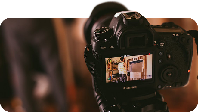 Digitalkamera vor unscharfem Hintergrund, Bildschirm zeigt Mann vor Schuhregal