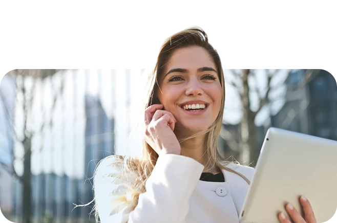 Lächelnde Frau mit Laptop, Kopf teilweise freigestellt